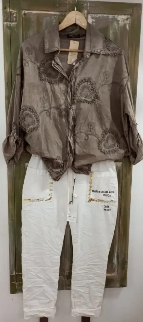 Pantalón con detalle brillos