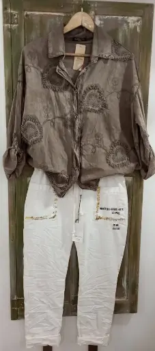 Pantalón con detalle brillos
